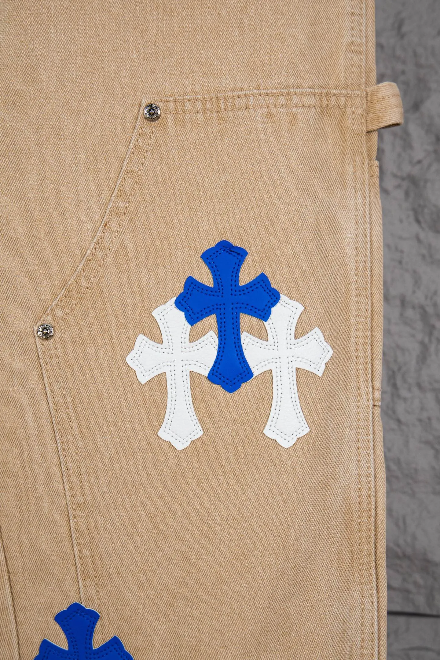 P290 top version CH Chromehearts limited edition blue and white cross patch leather work jeans denim logging pants, cabinet price 34W level, patch cross pattern embellishment, washed jeans! ! An absolutely high-end luxury product, a 1.9W-level god-level single product, a super popular product, made by top heavy industry, a magic weapon that cannot be missed! [About Zangyin] This is an extremely luxurious fashion brand that can also be called the aristocracy of the high street. It has always been an exclusive brand for some hipsters or rich second generations. Compared with ordinary high streets, it is more luxurious and noble. Compared with luxury brands, it is more fashionable and individual. It has always been a brand that I have a special liking for. [Top heavy industry fashion design] Consistently high-street luxury style. Speaking of this style, the Zangyin family and GU family are definitely the leading representative brands. Especially the Zangyin family has really achieved a state-of-the-art effect in creating high-street style. The unique washed material is used to create this style. The color system is already quite eye-catching. After it is decorated with patchwork cross flowers, it cleverly highlights the charm of the brand. Secondly, this style uses classic The high-waist cutting design highlights the long legs and fashionable temperament of the upper body. The brand is highly recognizable and the slim fit configuration is more suitable for daily wear. It is a product that interprets personality, fashion, and specifications at a glance. This single product is enough to make any fan excited. It can be a white T-shirt for a youthful college style, or a tight suspender for a royal style. It has strong matching ability and can be easily controlled by men.  [Materials and craftsmanship] Needless to say, this point goes without saying. As an excellent craftsman brand, Zangyin’s requirements for details and craftsmanship are really perfect. The washed color of this model has gone through so many processes, not to mention the embellishment of denim appliques. It is also purely hand-made and sewn. Just like what they believe in, only hand-made things have soul and have the meaning of wear. A top-notch heavy-duty fashionable denim item, I look forward to your perfect interpretation! !  Color: Khaki Size: 30-36